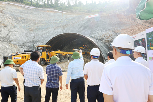 Việt Nam đang đào hầm xuyên núi dài gần 500m, thuộc dự án 24.000 tỷ đồng: Đèo Cả trực tiếp thi công, lãnh đạo tỉnh kỳ vọng hoàn thành ngay năm nay