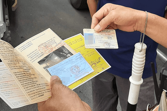 Đã làm hợp đồng, giao giấy tờ xe cho người mua, 5 năm sau kiểm tra VNeTraffic phát hiện xe vẫn đứng tên mình: Cơ quan CSGT nói gì?