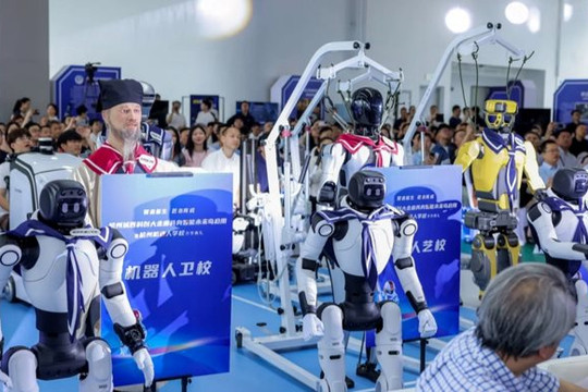 Phát hiện láng giềng Việt Nam cho hàng chục robot đi học như con người: Hơn 2 tháng sau, điều đặc biệt xảy ra