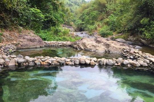 Việt Nam có dòng nước tự nhiên ấm nóng ~70 độ C quanh năm, được phát hiện cách đây 1 thế kỷ: Mạch ngầm ở độ sâu 150 m, nay liên quan đến khu nghỉ của tỷ phú Phạm Nhật Vượng