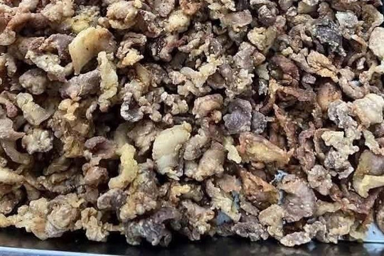 Bất ngờ: 1 người đàn ông xuất hiện ở cả 2 vụ lùm xùm suất ăn bán trú tóp mỡ và 300 tấn thịt lợn bẩn ở Hà Nội cách đây 6 tháng