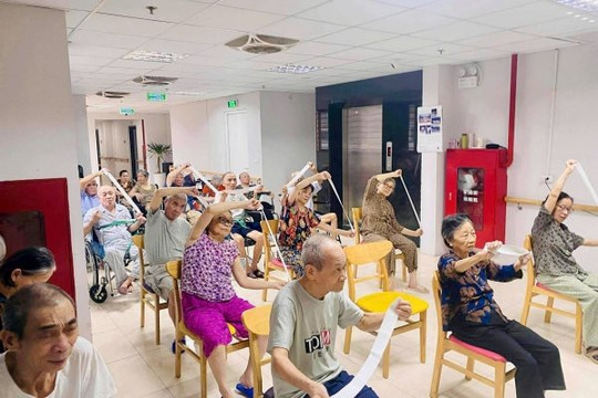 Sáng đưa đi, tối đón về với 200 nghìn đồng/ngày: Dịch vụ bán trú người già xuất hiện ngay giữa đại đô thị tỷ đô của ông Phạm Nhật Vượng