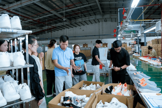 Giày dép Việt tìm đường ra quốc tế: Doanh nhân trực tiếp mang sản phẩm đi bán, nhắm chuỗi cung ứng gia công cho các “ông lớn”