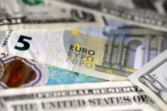 Euro lao dốc, USD tiến gần đỉnh 18 tháng: Vì sao châu Âu đang tiếp sức cho đồng bạc xanh?