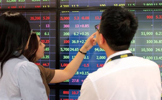 Ngược dòng thị trường, cổ phiếu dầu khí và phân bón bứt phá khi VN-Index mất mốc 1.740 điểm