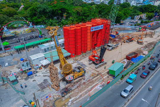 Cận cảnh đại công trường Metro số 2: Nơi đón siêu máy khoan hầm, nơi rục rịch quây tôn