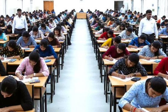 Một cơ quan giáo dục tuyển 5.489 nhân viên, hơn 809.000 người đăng ký: Chỉ cần học hết lớp 8, thí sinh phải đi dép, không được đi giày