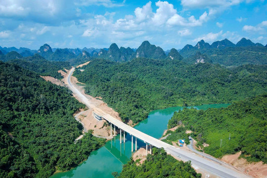 Đầu tư, thi công, quản lý vận hành 64km hầm cầu, 845km cao tốc và quốc lộ, 7 cầu cấp đặc biệt... Đèo Cả lãi 564 tỷ đồng sau 9 tháng