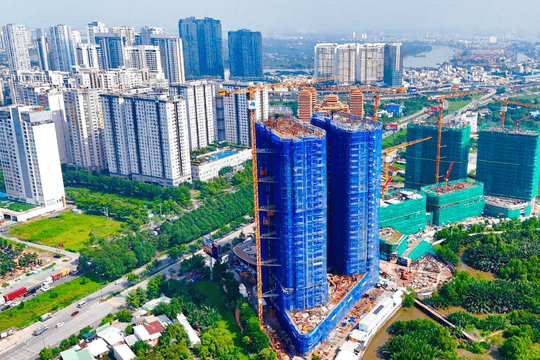 Bất động sản TP.HCM: Nguồn cung tăng, giá nhà vẫn neo cao vượt khả năng chi trả