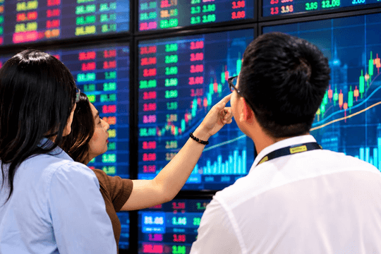 Cổ phiếu chứng khoán bật tăng mạnh trong ngày VN-Index giảm điểm phiên thứ 7 liên tiếp