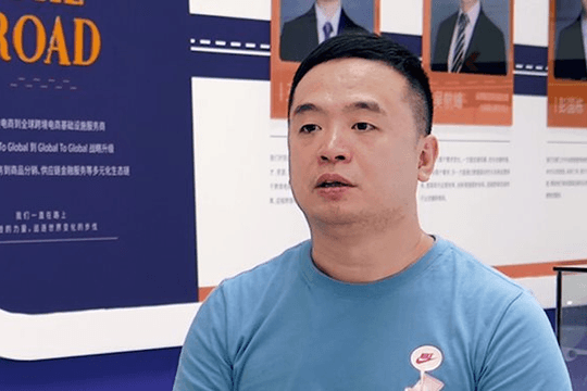 Phát hiện nam sinh khởi nghiệp từ năm 20 tuổi bằng những mặt hàng có giá chưa đến 4.000 đồng, 9 năm sau sở hữu tập đoàn quốc tế, tài sản gần 38.000 tỷ đồng