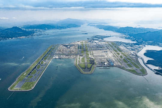 Một sân bay mở đường băng mới ngay trên biển, diện tích tương đương 900 sân bóng đá: Xi măng được bơm xuống đáy biển để tạo 360.000 cột chống, tiêu tốn gần 500.000 tỷ đồng