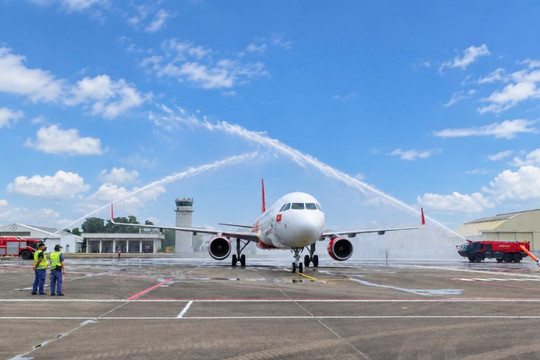 Đúng 25/10, một máy bay của Vietjet được chào đón bằng nghi thức phun vòi rồng tại sân bay Đài Nam (Đài Loan, Trung Quốc)