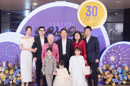 Việt Nam có gia đình doanh nhân giàu có với 2 con trai đều là thạc sĩ Anh Quốc: Anh sinh năm 1989 là Phó Chủ tịch Hội đồng quản trị ngân hàng, em sinh năm 1995 làm Chủ tịch hãng hàng không