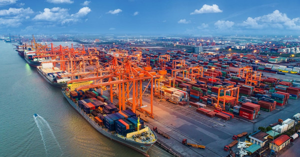 Read more about the article Cảng biển Việt Nam có lượng lưu thông hàng hóa và cho phép tiếp cận tàu container lớn nhất thế giới