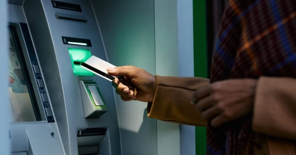 Ra cây ATM rút tiền, tài khoản nhiều người bỗng mất 600 triệu, chi tiết bất thường vạch trần trò lừa đảo tinh vi