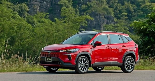 Một mẫu xe siêu tiết kiệm xăng của Toyota bứt phá 300%, giành ngôi vua doanh số phân khúc hybrid từ tay Honda CR-V