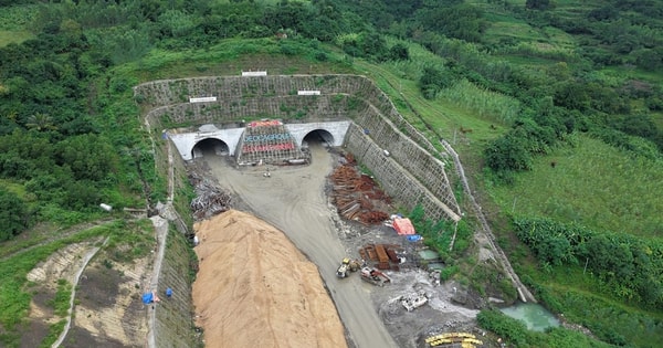 Ban đầu huy động 300 nhân công, sau phải nâng lên 500 người, liên danh Đèo Cả chính thức đào thông nhánh hầm dài hơn 1km thuộc tuyến cao tốc 10.700 tỷ đồng