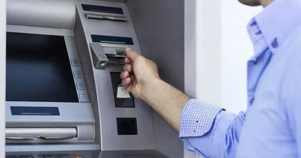 Ra ATM rút tiền mặt, hệ thống báo lỗi 5 lần nhưng 50 triệu đồng vẫn bị trừ, ngân hàng không có lỗi, công an cảnh báo trò lừa đảo tinh vi