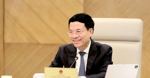Bộ trưởng Nguyễn Mạnh Hùng: Bây giờ thay vì cạnh tranh hạ tầng, đã đến lúc phải chia sẻ, VNPT, Viettel phải chia sẻ hạ tầng cho MobiFone