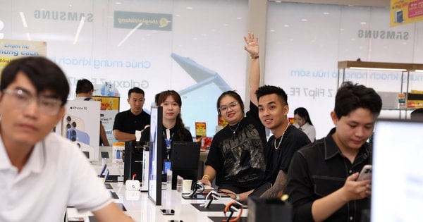 Khách hàng hào hứng nhận sớm Galaxy Z 2025 cùng loạt quà giá trị từ Thế Giới Di Động
