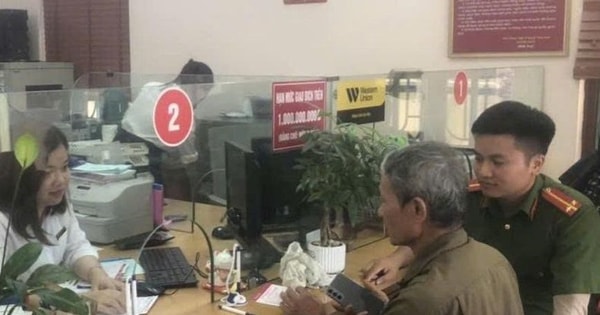 Nhận yêu cầu rút toàn bộ tiền tiết kiệm của cụ ông Hải Phòng, nhân viên Agribank lập tức mời Công an đến giải quyết