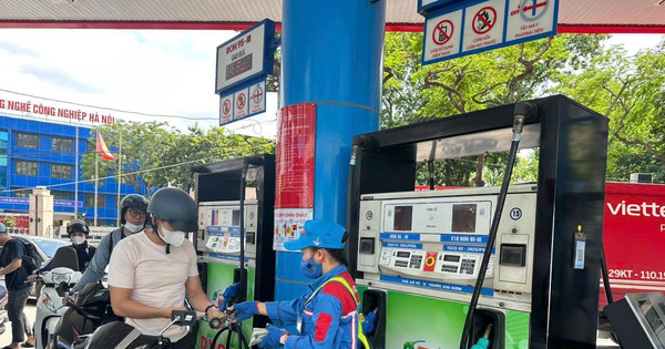 Giá xăng E10 giảm hơn 1.800 đồng một lít