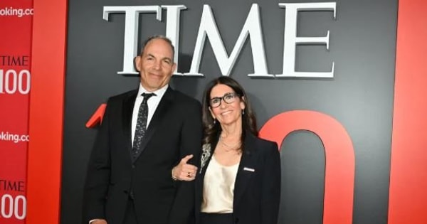 Màn tái xuất của nữ founder Bobbi Brown: Thương hiệu gia đình mới được chồng và con trai giúp sức, cuối năm nay sẽ đạt 200 triệu USD doanh thu