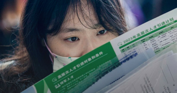 Gần 100.000 tiến sĩ Trung Quốc nguy cơ thất nghiệp, đến cử nhân đại học danh tiếng cũng phải làm shipper