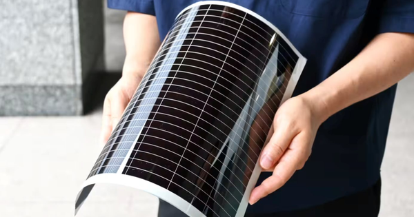 Nhật Bản sắp tạo ra các tấm pin mặt trời siêu mỏng, có thể bẻ cong, dán hàng loạt lên tường, mái nhà