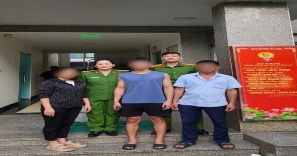 Đang đi bộ trên đường 70, nam thanh niên ở Hà Nội bất ngờ bị công an đưa về đồn