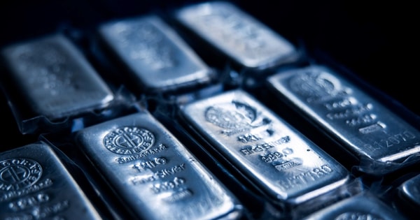 Bạc phá đỉnh 50 USD/ounce, hàng loạt chuyên gia dự báo khó tin: ‘100 USD/ounce không hề xa vời’