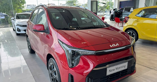 Kia Morning 'tứ bề thọ địch'