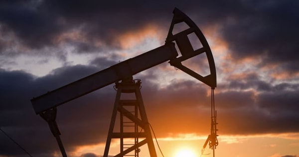 Thị trường ngày 22/10: Vàng điều chỉnh sâu, dầu và kim loại chịu sức ép, cà phê giữ đà cao