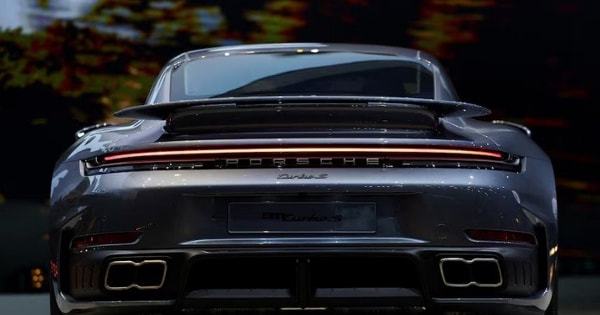 Porsche mất 99% lợi nhuận do điều chỉnh kế hoạch làm xe điện