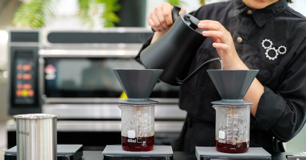 Bí mật đằng sau ly cà phê 750.000 đồng, giá gấp 37 lần ly cà phê vỉa hè