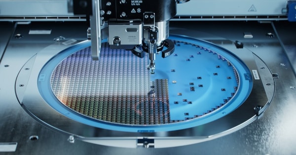 "Ngon ăn lại hóa ê chề": Trung Quốc lén tháo máy quang khắc để copy, ai ngờ bị hỏng phải gọi người đến sửa?