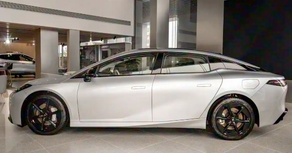 Một đối thủ của Toyota Camry vừa trình làng: Giá khởi điểm hơn 500 triệu đồng, 1 lần sạc đi 630 km