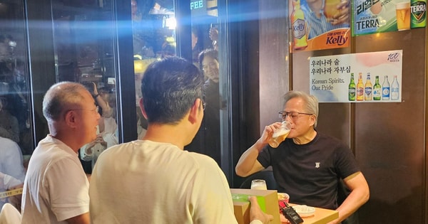 Đây là cách CEO công ty 5.000 tỷ USD bán hàng: Uống bia, ăn gà rán với Chủ tịch Samsung, Jensen Huang lập tức chốt xong đơn 50.000 GPU