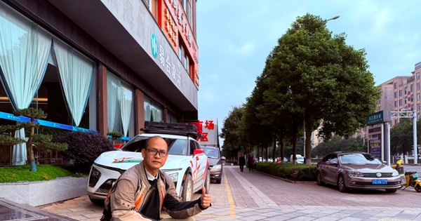 Chạy xuyên ASEAN chưa đã, một người mang xe điện VinFast đi liên lục địa, sang cả châu Âu, châu Phi