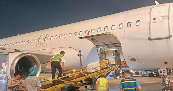 Những kiện hàng nhu yếu phẩm, thuốc men hỗ trợ vùng lũ đầu tiên trên chuyến bay của Vietnam Airlines đã đến Huế
