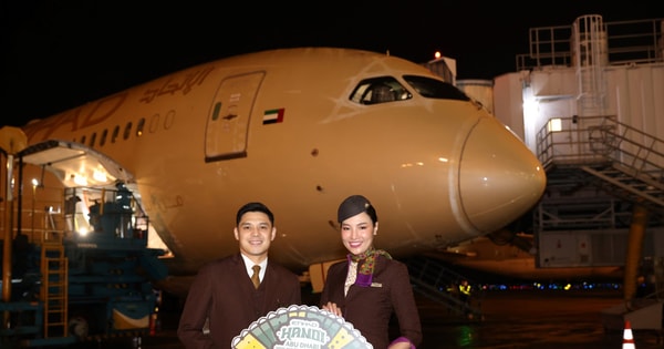 Lần đầu tiên có đường bay thẳng Hà Nội - Abu Dhabi: "Siêu máy bay" vừa xuất hiện tại Nội Bài
