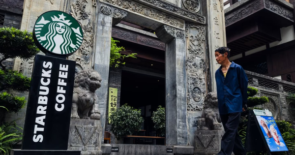 Từng cứ 15 giờ lại mở thêm một cửa hàng mới, vì sao Starbucks giờ đây phải bán một phần hoạt động kinh doanh tại Trung Quốc?