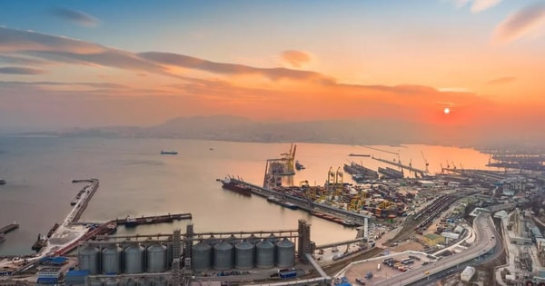 Thị trường ngày 15/11: Giá dầu tăng sốc vì sự cố Novorossiysk, vàng rớt mạnh sau phát biểu của Fed