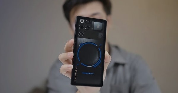 Cây bút công nghệ: "Cầm mẫu điện thoại này đi trên đường, ai cũng phải ngoái lại hỏi tôi máy gì đấy?"