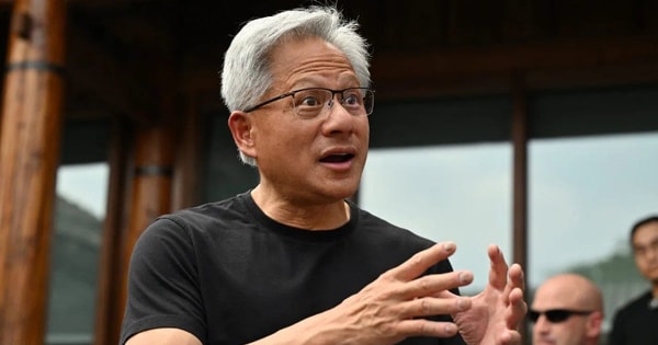 CEO Jensen Huang cho biết Nvidia đang ‘cứu cả thế giới’, nói thẳng về việc vốn hóa bốc hơi 500 tỷ USD trong vài tuần