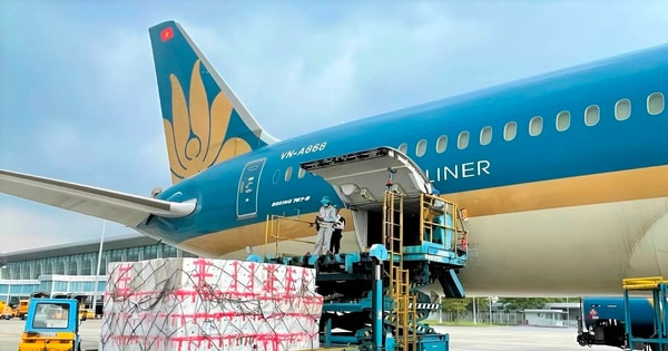 Vietnam Airlines tiếp tục vận chuyển miễn phí hàng hóa hỗ trợ đồng bào vùng lũ miền Trung