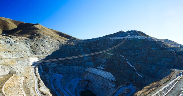 Phát hiện vật liệu thay thế đất hiếm: Lối thoát nào cho ngành xe điện thế giới giữa 'cơn khát' nguồn cung từ Trung Quốc?