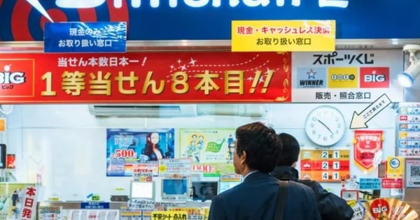 Người đàn ông trúng độc đắc gần 100 tỷ USD nhưng giấu vợ, giả vờ mặc áo cũ nhưng sắm xe sang, đi nghỉ dưỡng