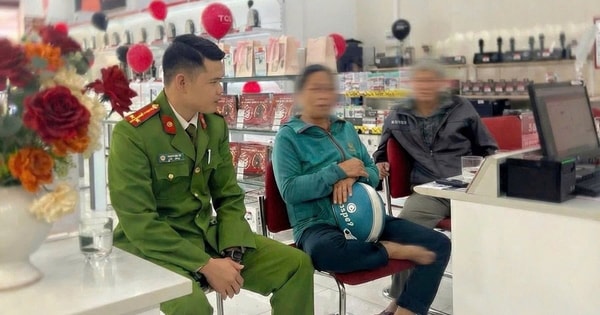 Cặp vợ chồng đến rút 80 triệu đồng để chuyển khoản cho con gái, nhân viên Viettel Store lập tức báo Công an